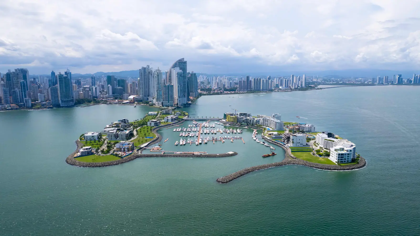 Vista aérea del skyline de la Ciudad de Panamá y su marina